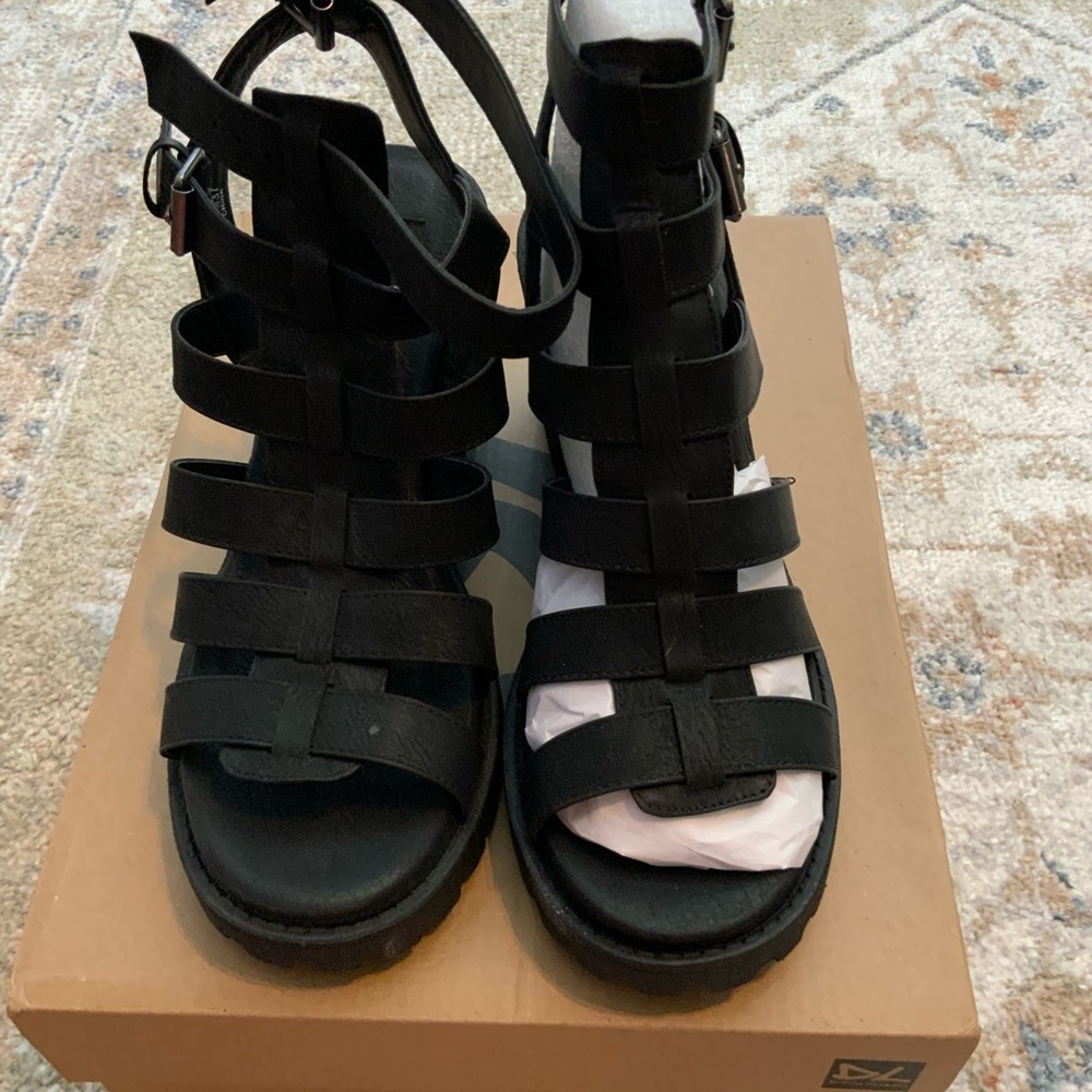 COPY - NWT Dirty Laundry Gladiator Sandals size 6.5